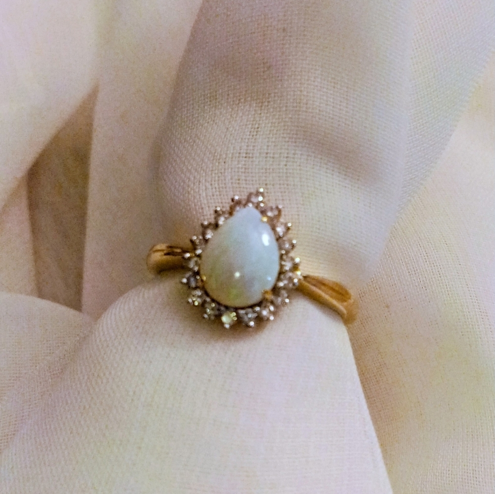 Elegant Gold and White Teardrop Ring Sz 8